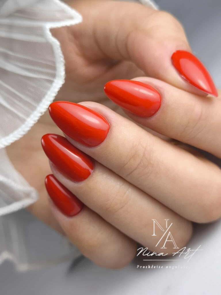 Le salon Manucure rouge vif en forme amande réalisée par Nina Art